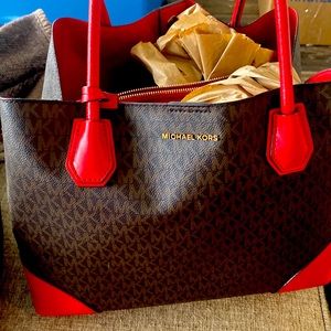 Hello I’m selling a Micheal Kors